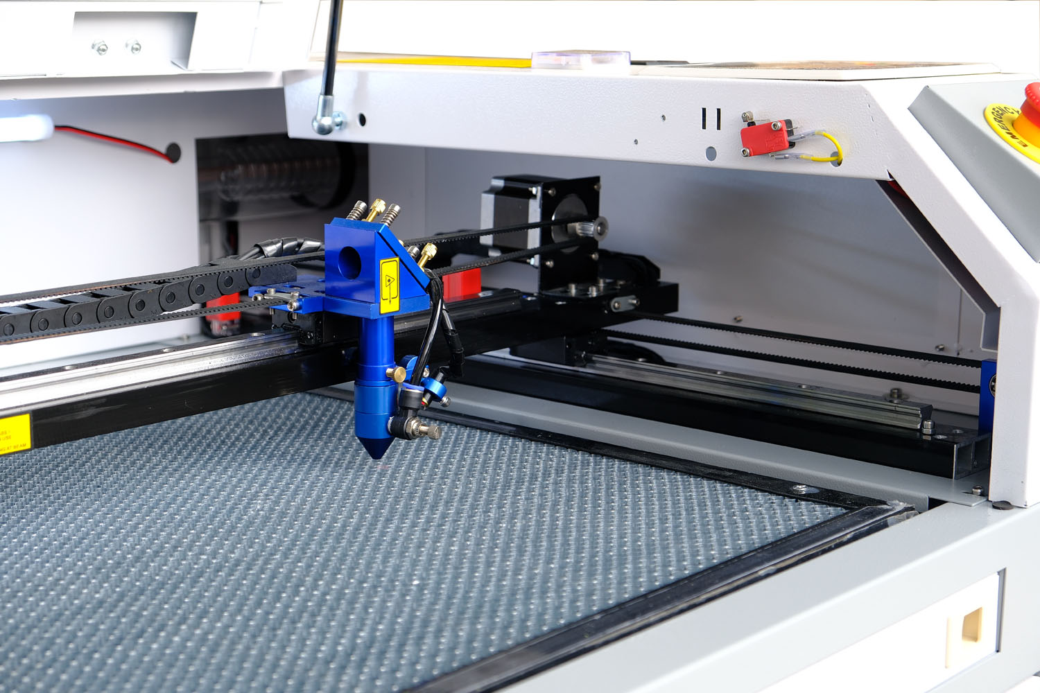 Plotter laser KH5030 durante il funzionamento