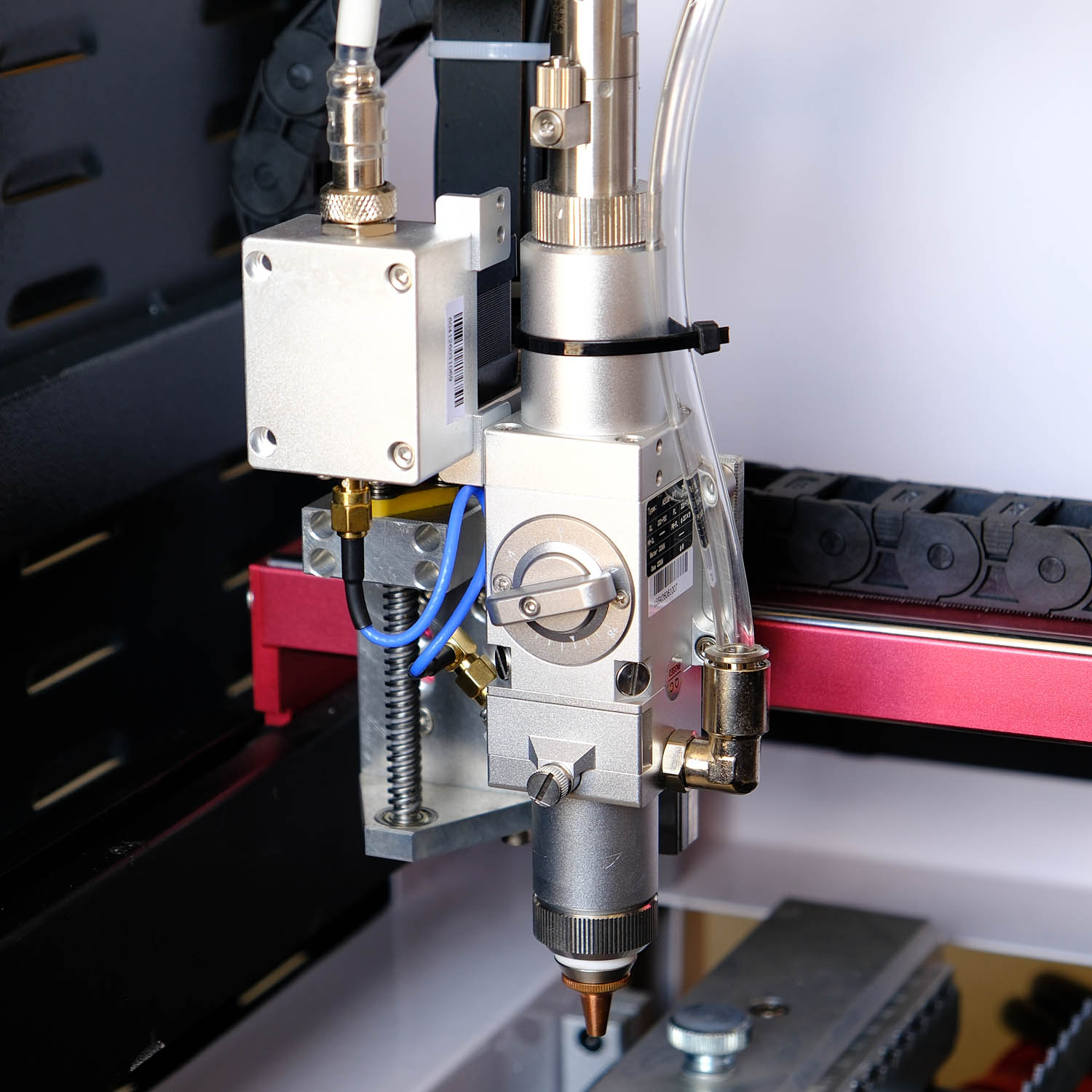 Testina di taglio Au3Tech A50M nella fustellatrice FIBER 800W