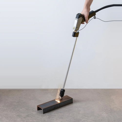 Pulizia di un profilo arrugginito con l'accessorio xTool MetalFab MaxClean