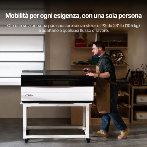 Una persona sposta xTool P3 sul supporto mobile