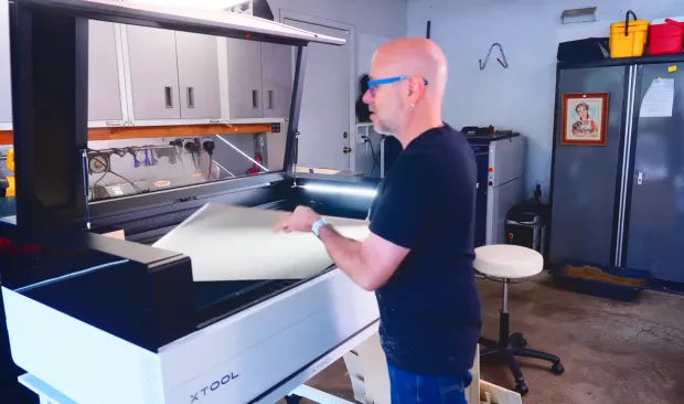 Creatore di Make Something accanto a xTool P3